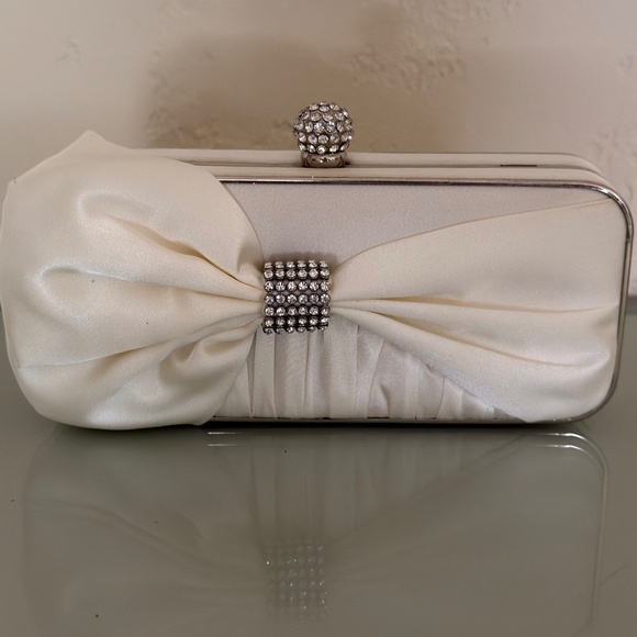 Glint — White Bow Clutch — Great Condition - Picture 1 of 6